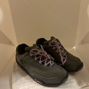 KURU GREY SNEAKERS PURPLE LACES EXCELLENT USED CONDITION 7.5 WIDE
